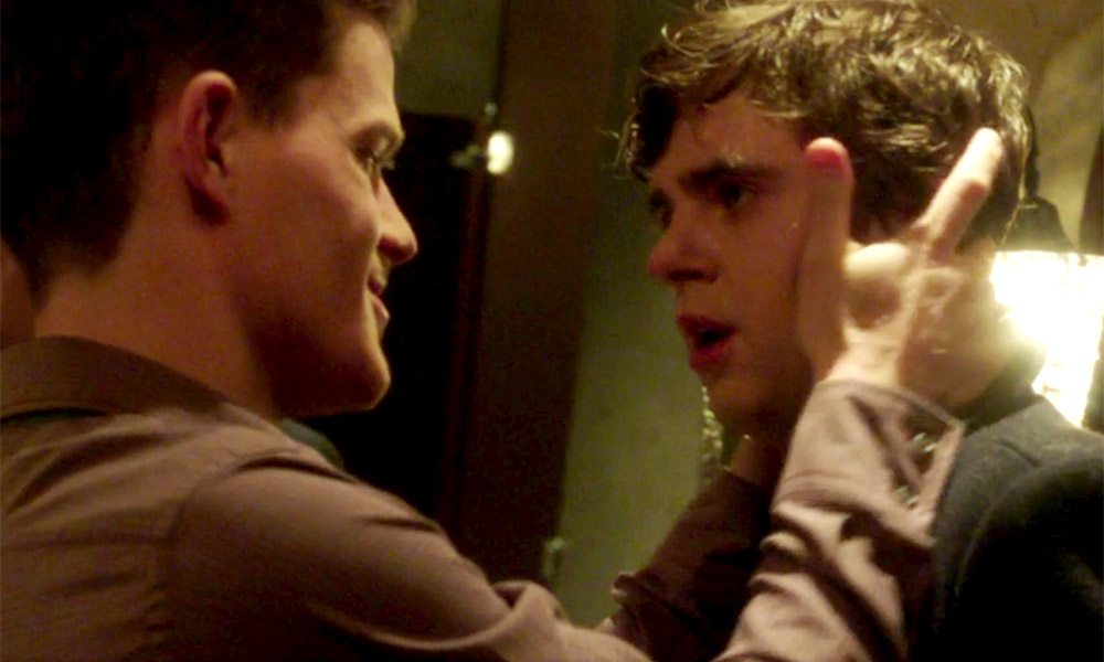 Freddie Highmore Hooked up With a Guy in Latest ‘Bates Motel’