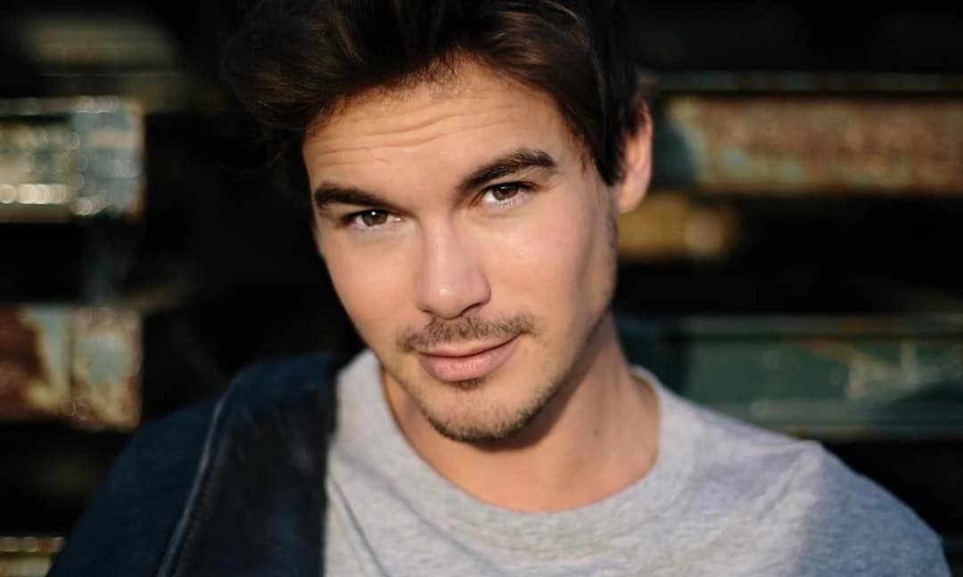 ‘Pretty Little Liars’ Heartthrob Tyler Blackburn Comes Out