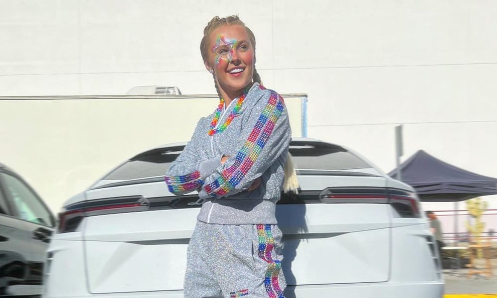 JoJo Siwa Talks Gay Awakening In Viral TikTok Trend Video