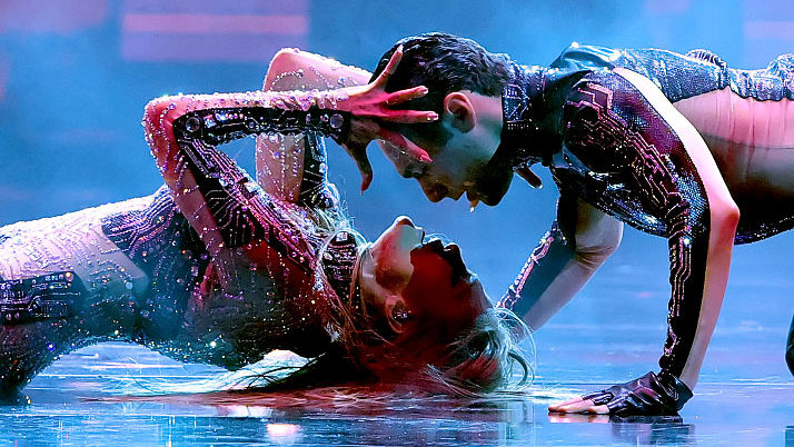 Jennifer Lopez Heats Up 2025 AMAs with Same-Sex Kisses on Stage Involving Multiple Dancers