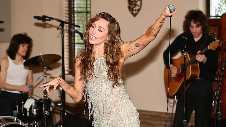Miley Cyrus Had One Hilarious Reaction To a Gay Couple Who Got Engaged At Her Fan Event