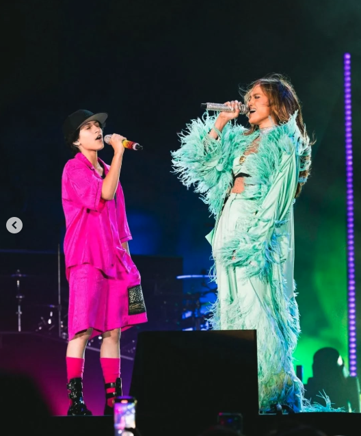 Jennifer Lopez with her child, Emme Maribel Muñiz.