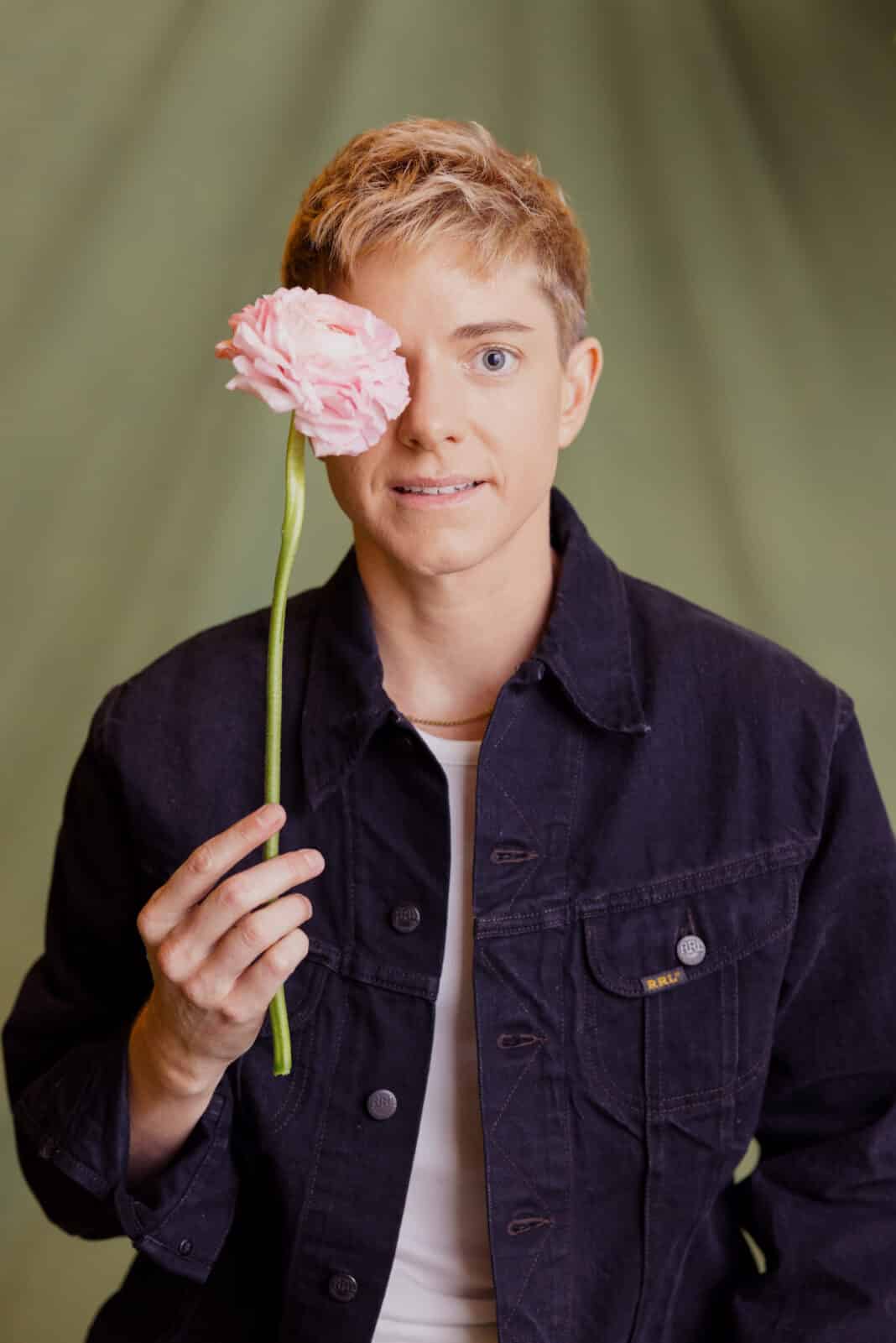 Mae Martin at the Netflix Portrait Studio at the Wayward Tastemaker Event on September 20, 2025 in Los Angeles Cr. Nolwen Cifuentes/Netflix © 2025