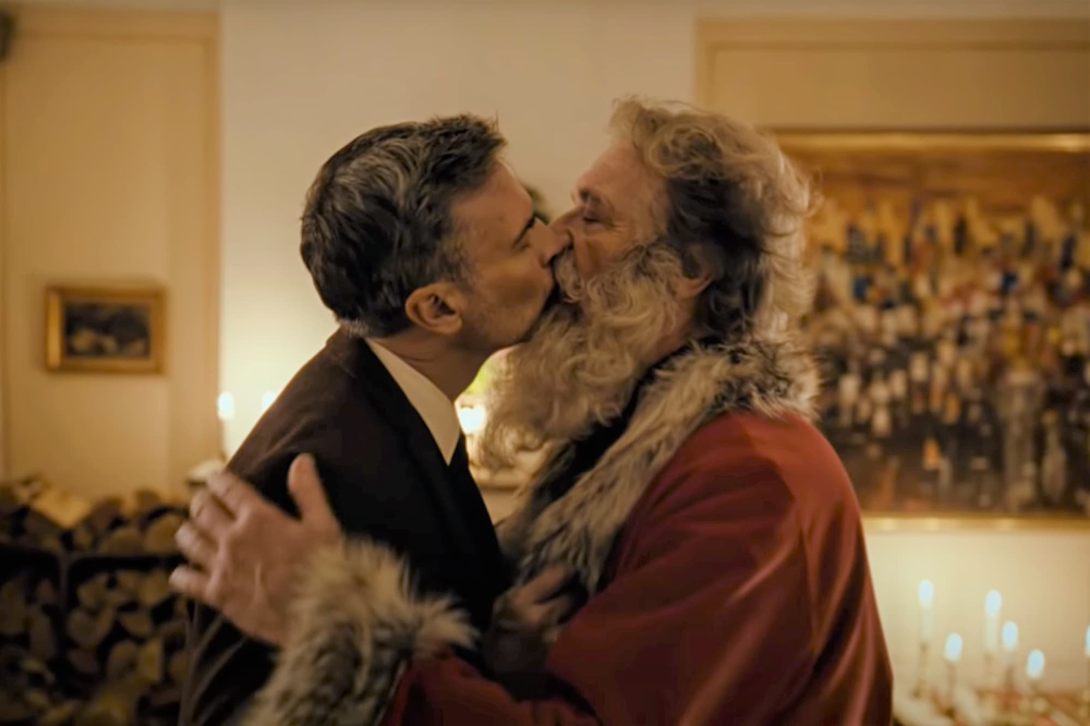 Gay Santa kissing Harry in When Harry Met Santa Posten Norge ad (2021)