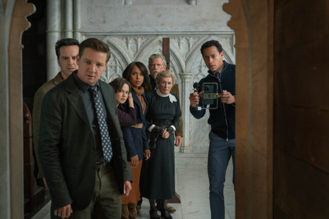 Wake Up Dead Man: A Knives Out Mystery. (L-R) Andrew Scott, Jeremy Renner, Cailee Spaeny, Kerry Washington, Thomas Haden Church, Glenn Close, Kerry Washington and Daryl McCormack in Wake Up Dead Man: A Knives Out Mystery. Cr. John Wilson/Netflix © 2025
