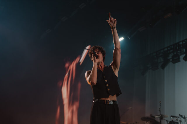 From smoldering glances to magnetic energy, Shawn Mendes’ live performances are pure eye candy.