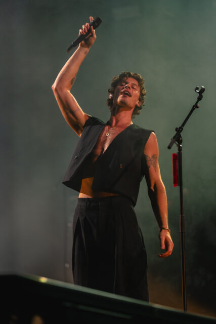 From smoldering glances to magnetic energy, Shawn Mendes’ live performances are pure eye candy.