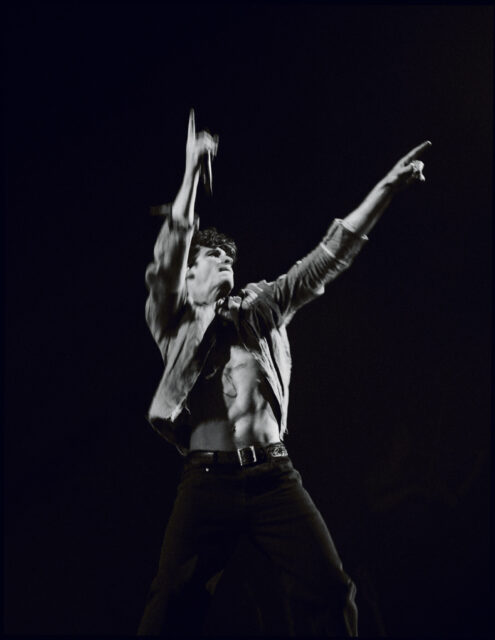 From smoldering glances to magnetic energy, Shawn Mendes’ live performances are pure eye candy.