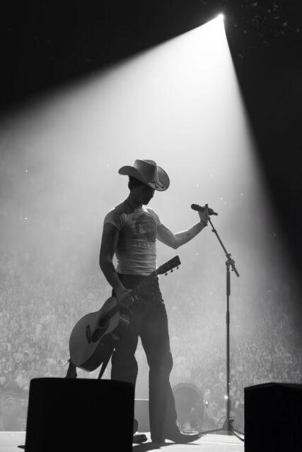 From smoldering glances to magnetic energy, Shawn Mendes’ live performances are pure eye candy.