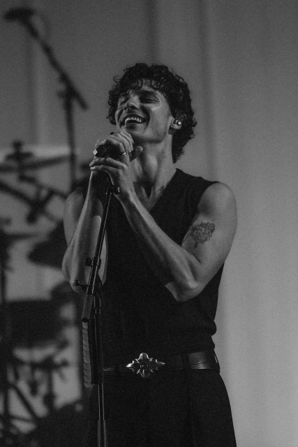 From smoldering glances to magnetic energy, Shawn Mendes’ live performances are pure eye candy.