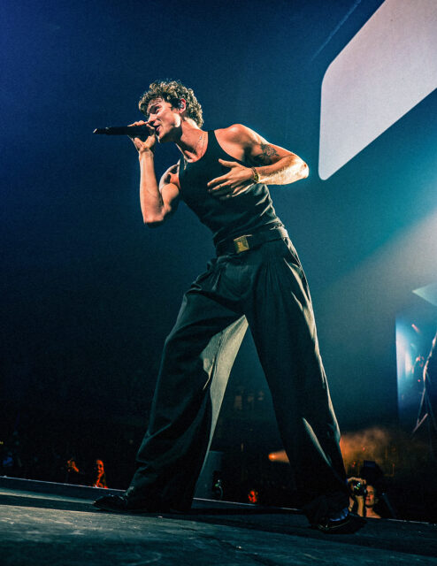 From smoldering glances to magnetic energy, Shawn Mendes’ live performances are pure eye candy.