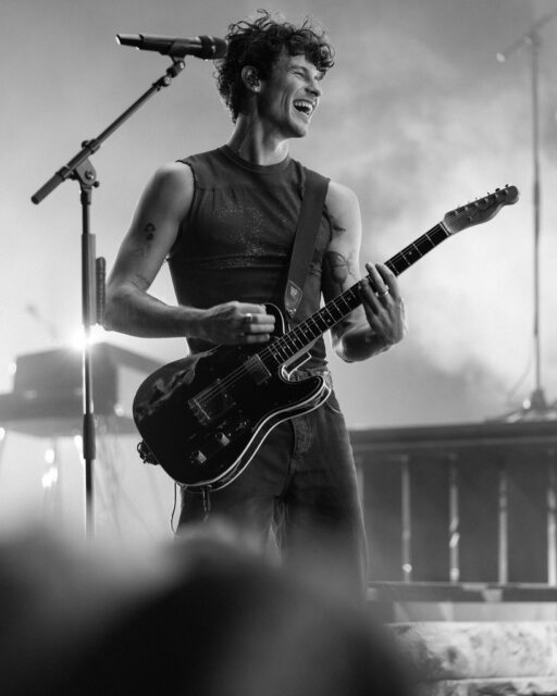 From smoldering glances to magnetic energy, Shawn Mendes’ live performances are pure eye candy.