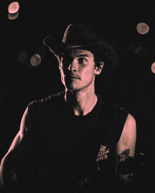 From smoldering glances to magnetic energy, Shawn Mendes’ live performances are pure eye candy.