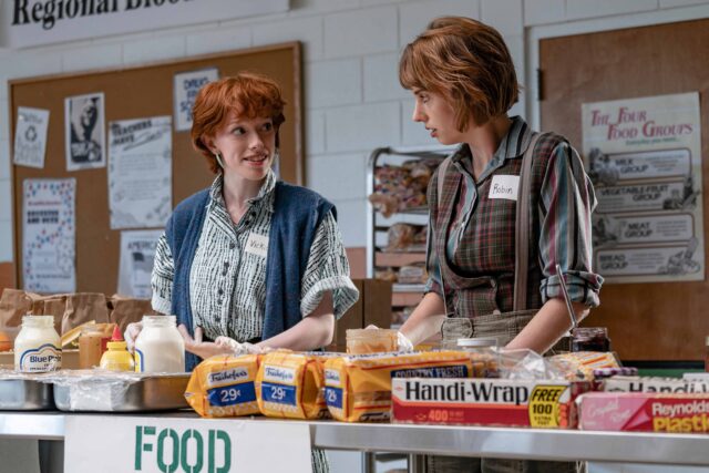 STRANGER THINGS. (L to R) Amybeth McNulty as Vickie and Maya Hawke as Robin Buckley in STRANGER THINGS. Cr. Tina Rowden/Netflix © 2022