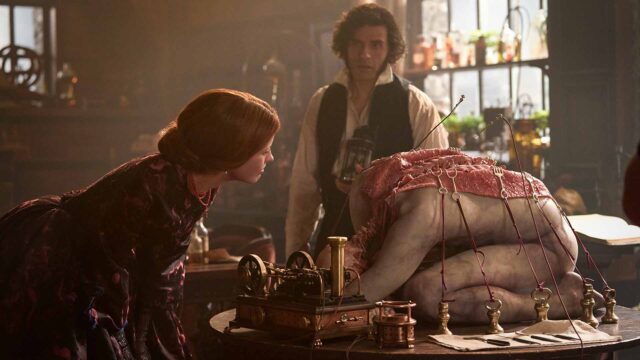 FRANKENSTEIN. (L to R) Mia Goth as Elizabeth and Oscar Issac as Victor Frankenstein in Frankenstein. Cr. Ken Woroner/Netflix © 2025.