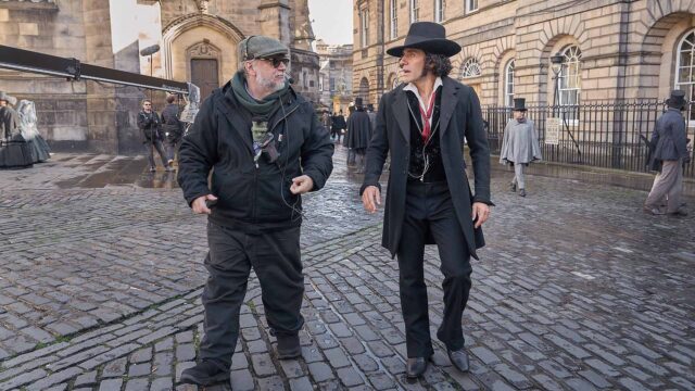 FRANKENSTEIN. (L to R) Writer/Director Guillermo del Toro and Oscar Issac as Victor Frankenstein on the set of Frankenstein. Cr. Ken Woroner/Netflix © 2025.