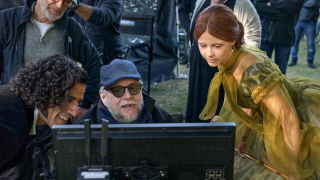 FRANKENSTEIN. (L to R) Cinematographer Dan Laustsen, Oscar Issac as Victor Frankenstein, Writer/Director Guillermo del Toro and Mia Goth as Elizabeth on the set of Frankenstein. Cr. Ken Woroner/Netflix © 2025.