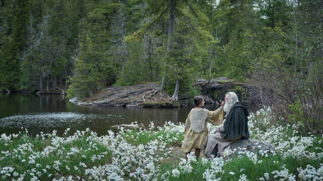 Frankenstein. (L to R) Sofia Galasso as little girl and David Bradley as the Blind Man in Frankenstein . Cr. Ken Woroner/Netflix © 2025.