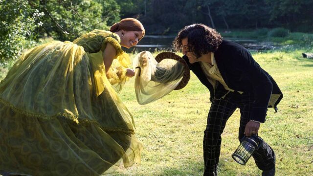 FRANKENSTEIN. (L to R) Mia Goth as Elizabeth and Oscar Isaac as Victor Frankenstein in Frankenstein. Cr. Ken Woroner/Netflix © 2025.