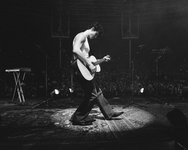 From smoldering glances to magnetic energy, Shawn Mendes’ live performances are pure eye candy.