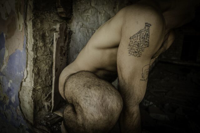 Photos of exposed men in ruins by Ahmad Naser