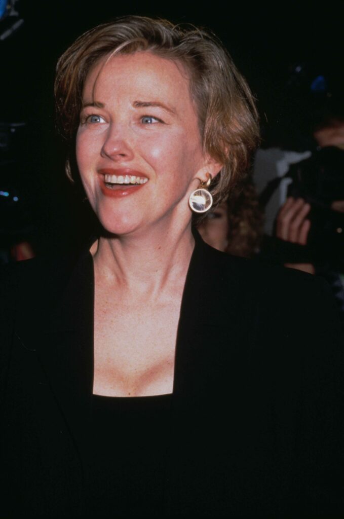 Canadian actress and comedian Catherine O'Hara attends the 1st Annual Movie Awards, held at the Universal Amphitheatre in Universal City, California, 30th January 1991. (Photo by Vinnie Zuffante/Getty Images)
