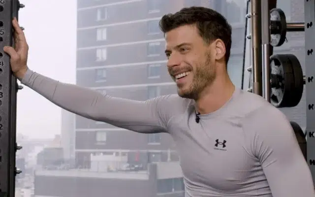 François Arnaud shares his full-body training and running routine that sculpted his iconic Heated Rivalry hockey physique.