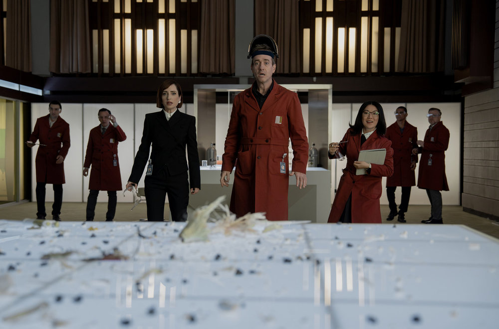 THE MINIATURE WIFE -- Happy New Year, Les" Episode 106 -- Pictured: (l-r) Zoe Lister-Jones as Vivienne, Matthew Macfadyen as Les, Rong Fu as Janet -- (Photo by: Rafy/Peacock)