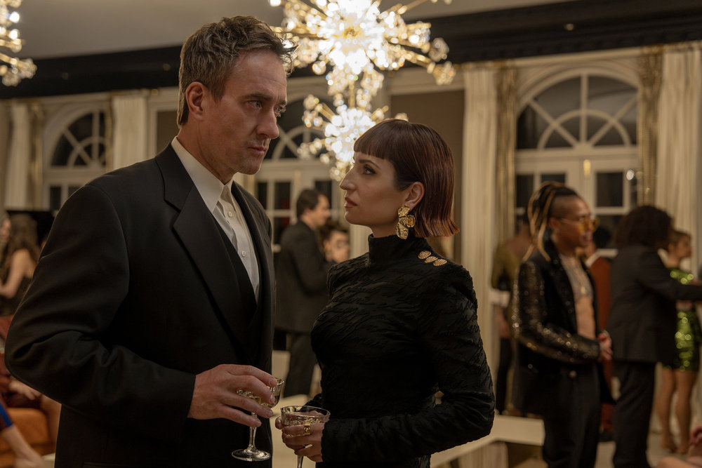 THE MINIATURE WIFE -- Happy New Year, Les" Episode 106 -- Pictured: (l-r) Matthew Macfadyen as Les, Zoe Lister-Jones as Vivienne -- (Photo by: Rafy/Peacock)