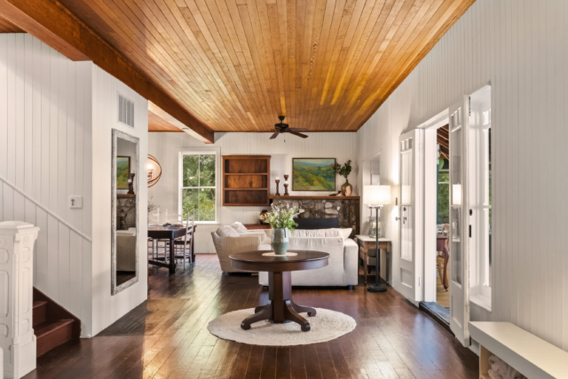 Experience the real-life 'Heated Rivalry' Muskoka retreat on Airbnb. Book limited fall stays at Gordon Bay Cottage starting September 15 for $180 CAD a night.