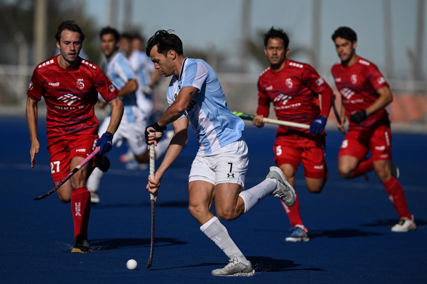 Nicolás Keenan controls the ball for Argentina against the United States in the 2025 Pan American Cup final.